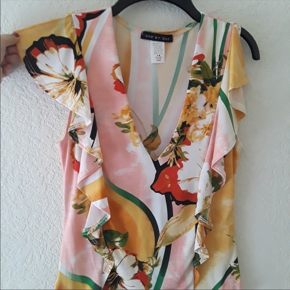 One by One sz:S Bold Floral V-Neck Flutter Partial Sleeve Blouse Top - Picture 2 of 8